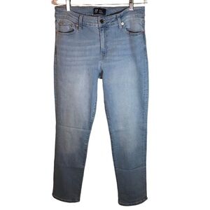 Gap women’s classic straight leg light wash jeans size 10/30R inseam 29 inches
